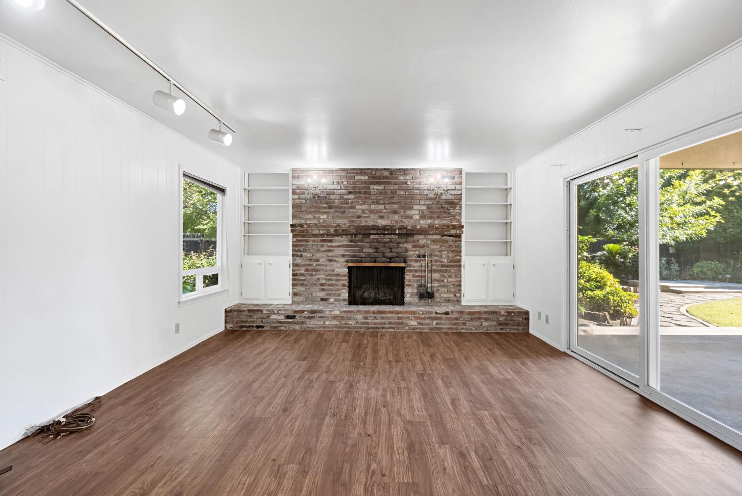 1126 E Paul Ave, Fresno, CA 93710