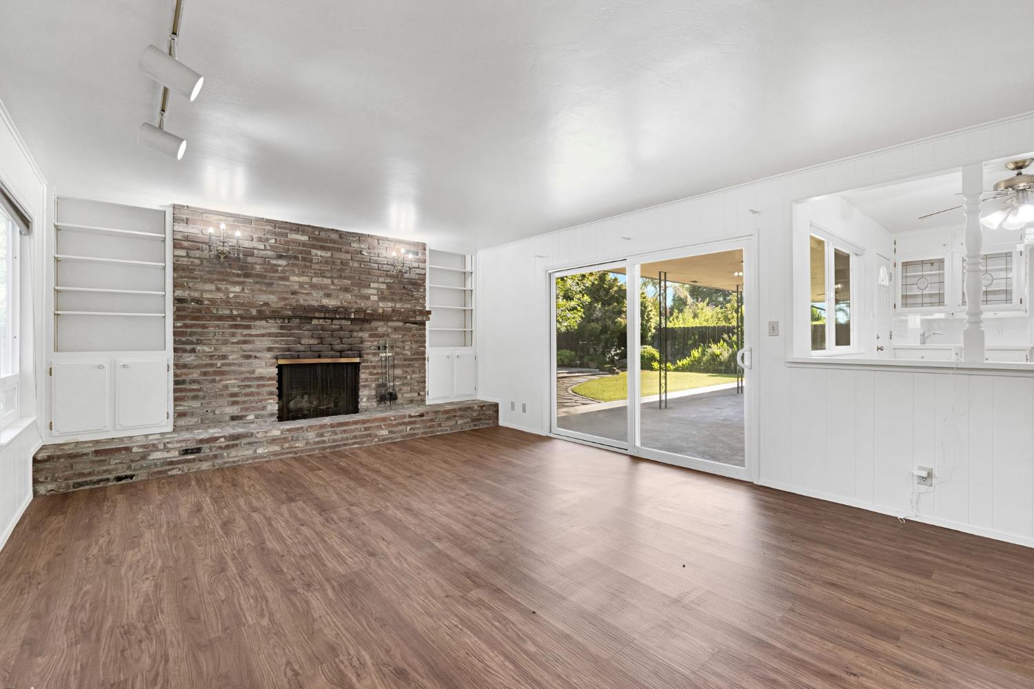 1126 E Paul Ave, Fresno, CA 93710
