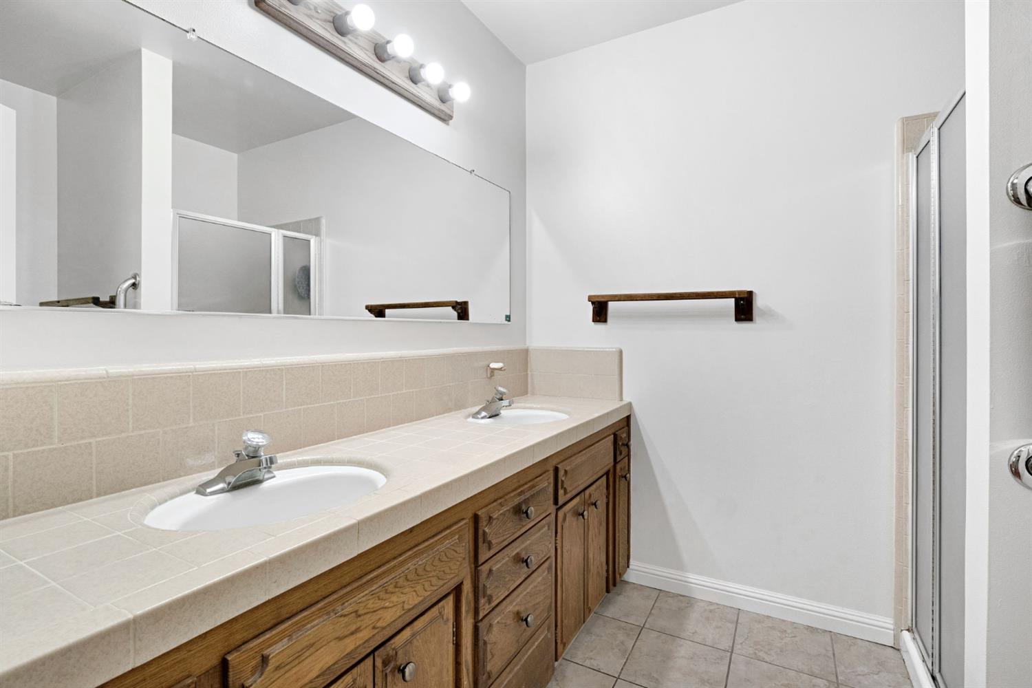 1126 E Paul Ave, Fresno, CA 93710