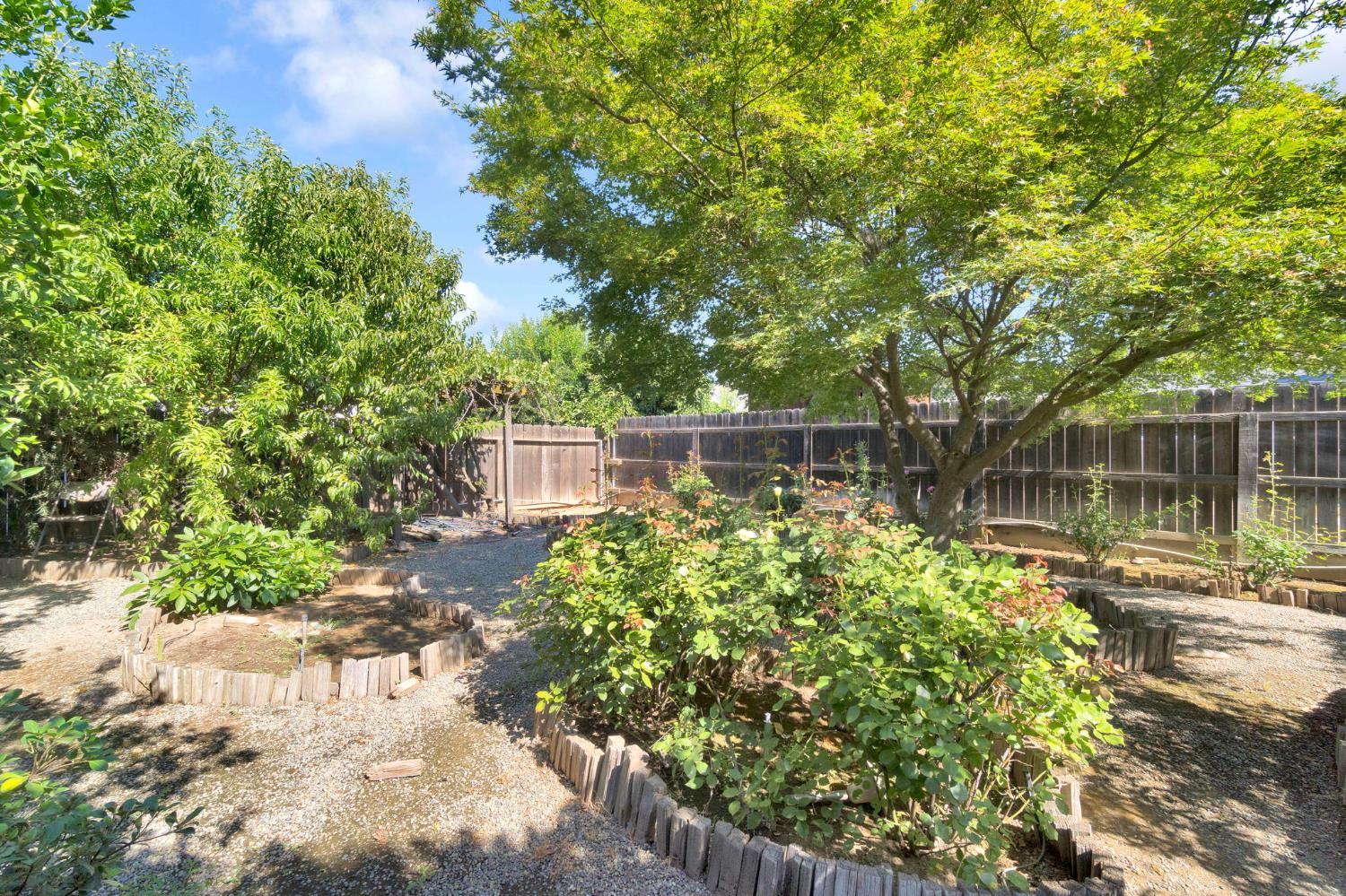 1126 E Paul Ave, Fresno, CA 93710